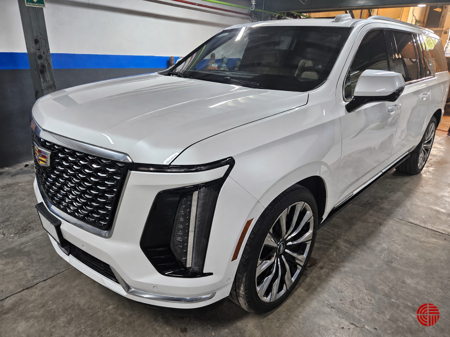 Cadillac atendida por VitroForte, vista frontal y lateral