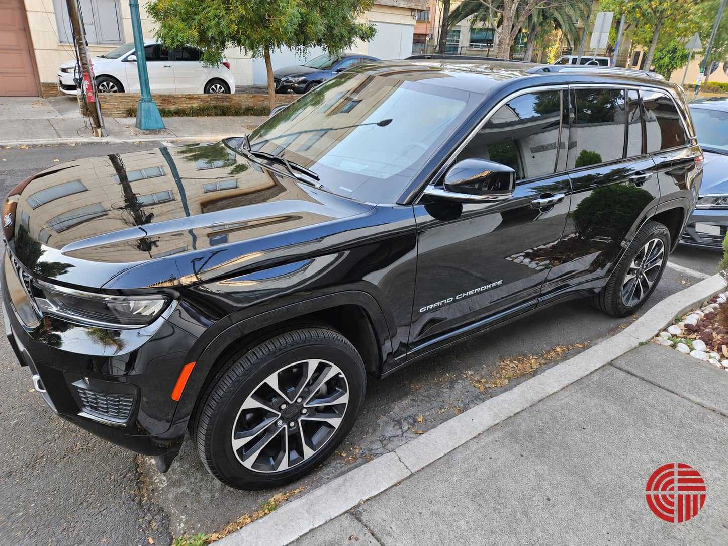 Jeep Grand Cherokee atendida por VitroForte, vista frontal y lateral