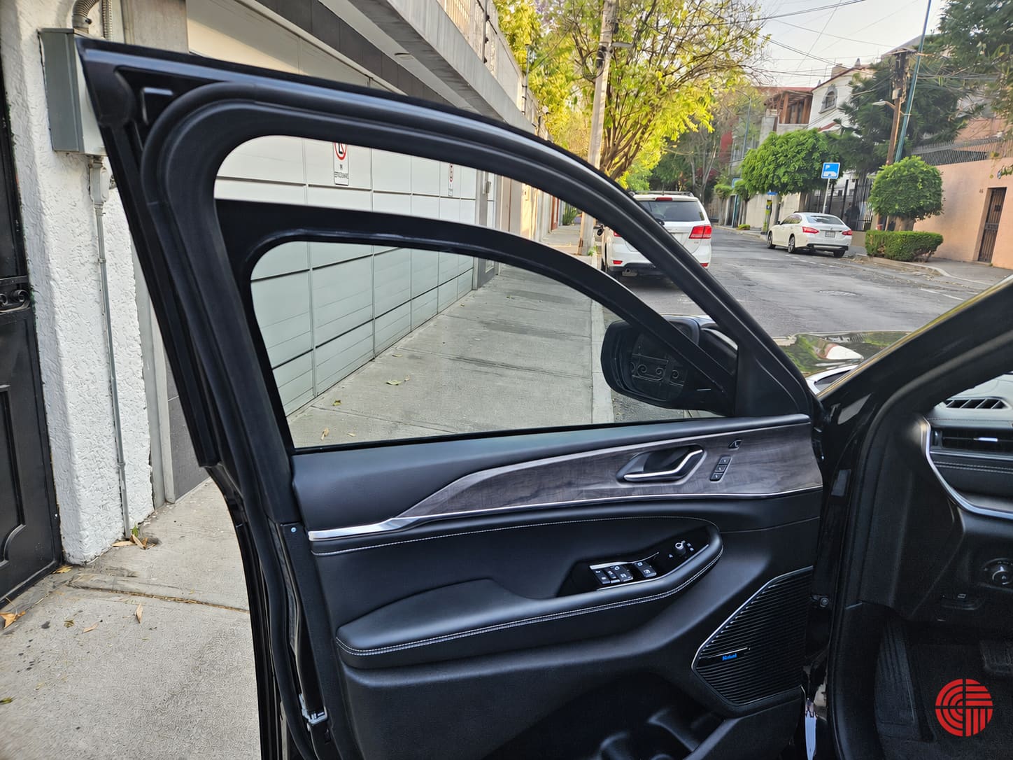 Cristal y puerta de Jeep Grand Cherokee atendida por VitroForte