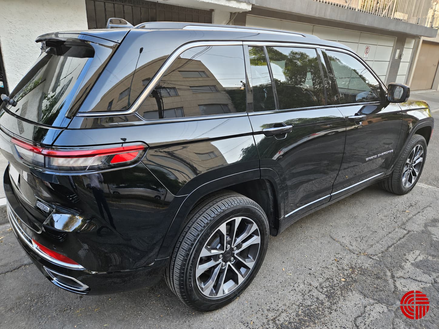 Jeep Grand Cherokee atendida por VitroForte, vista trasera y lateral