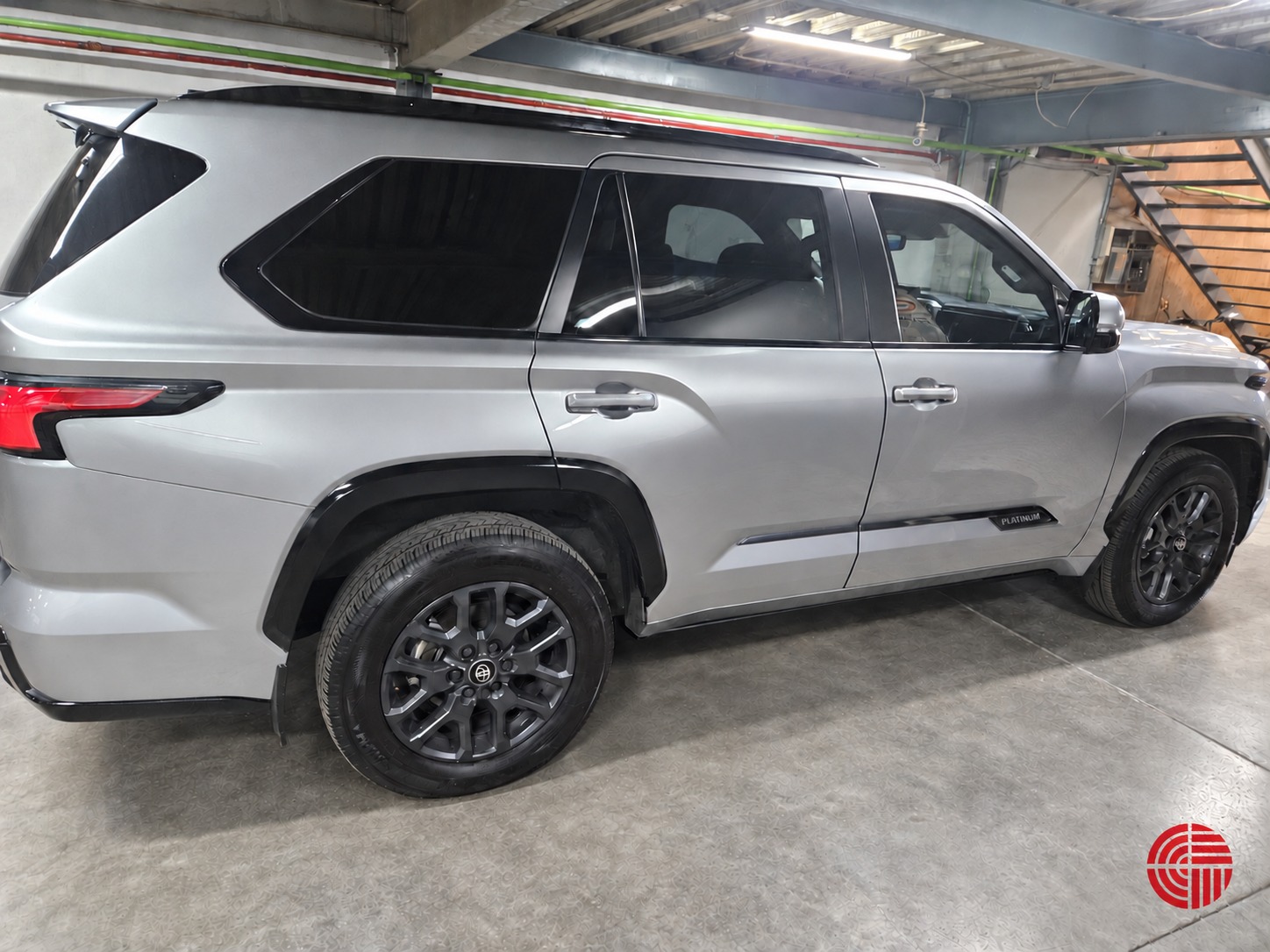 Toyota atendida por VitroForte, vista lateral en el taller